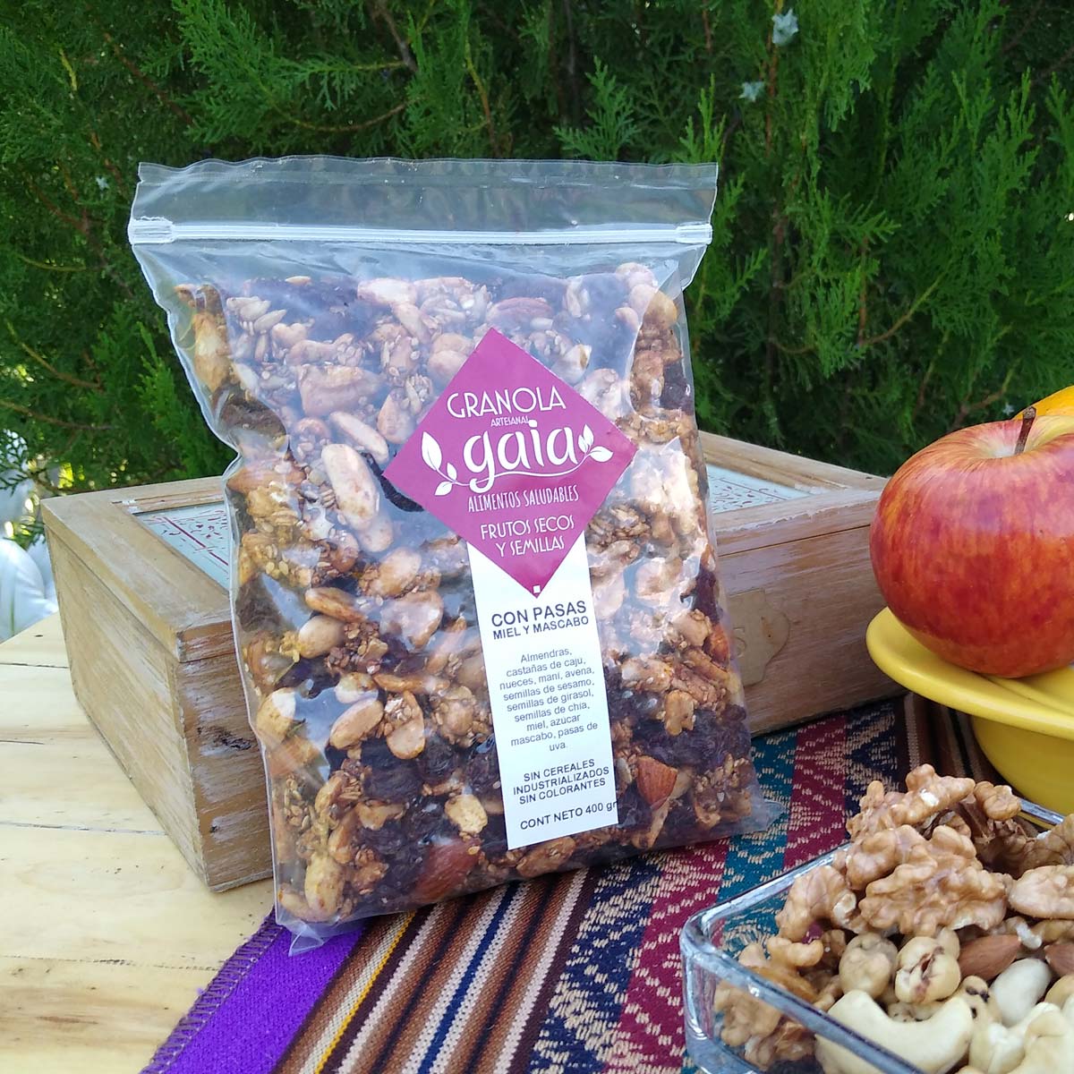Granola Especial con almendras, cajú, nueces, miel, mascabo y pasas de uva x 400g